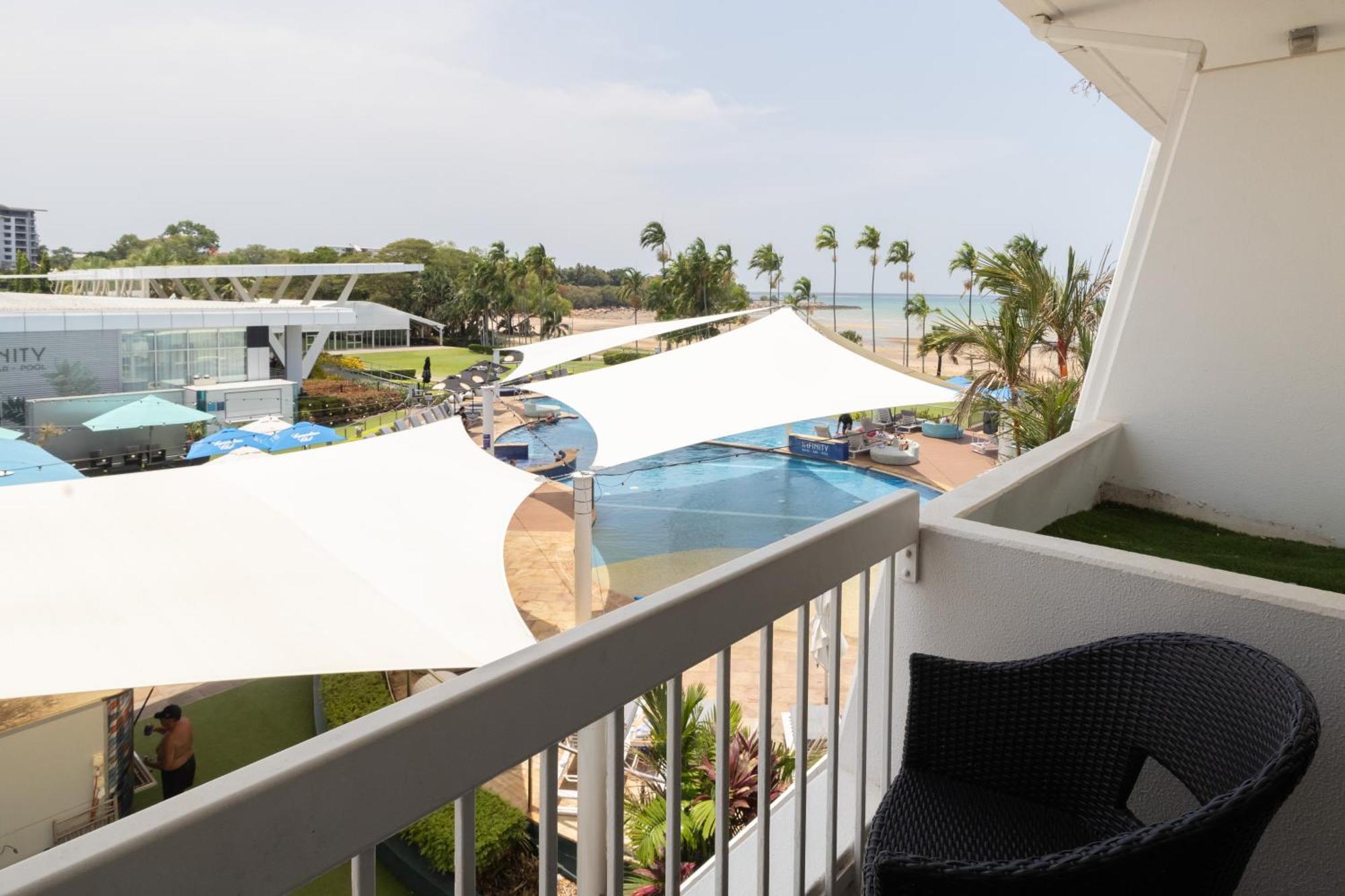 Mindil Beach Casino Resort Даруин Екстериор снимка View from a balcony