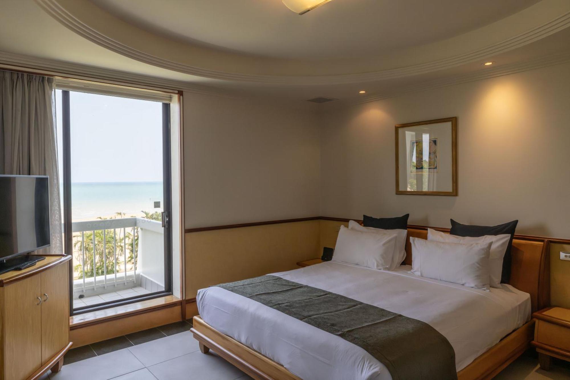 Mindil Beach Casino Resort Даруин Екстериор снимка A bedroom at the hotel