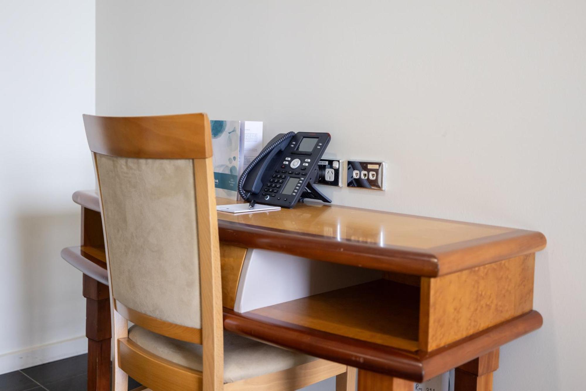 Mindil Beach Casino Resort Даруин Екстериор снимка A desk with a telephone