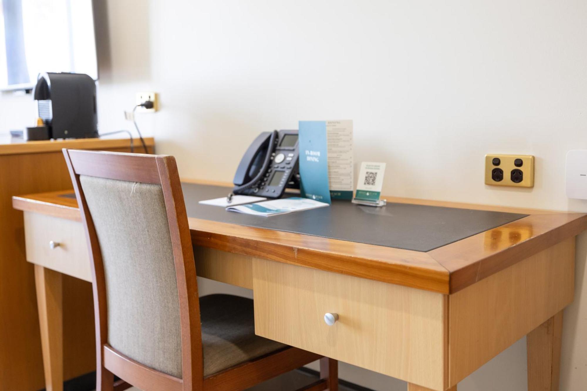 Mindil Beach Casino Resort Даруин Екстериор снимка A desk with a telephone