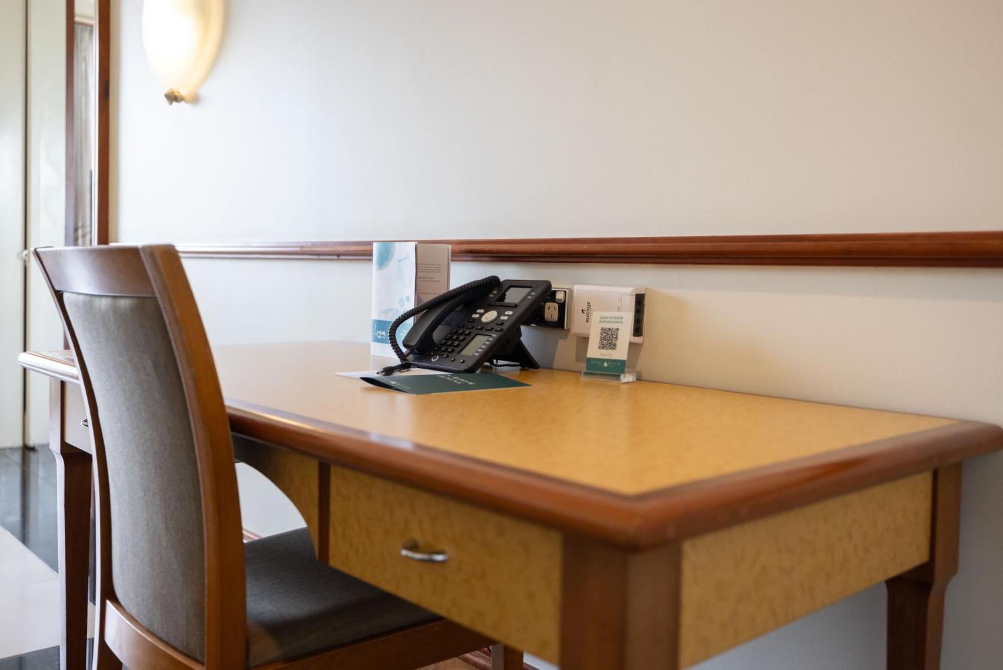 Mindil Beach Casino Resort Даруин Екстериор снимка A desk with a telephone