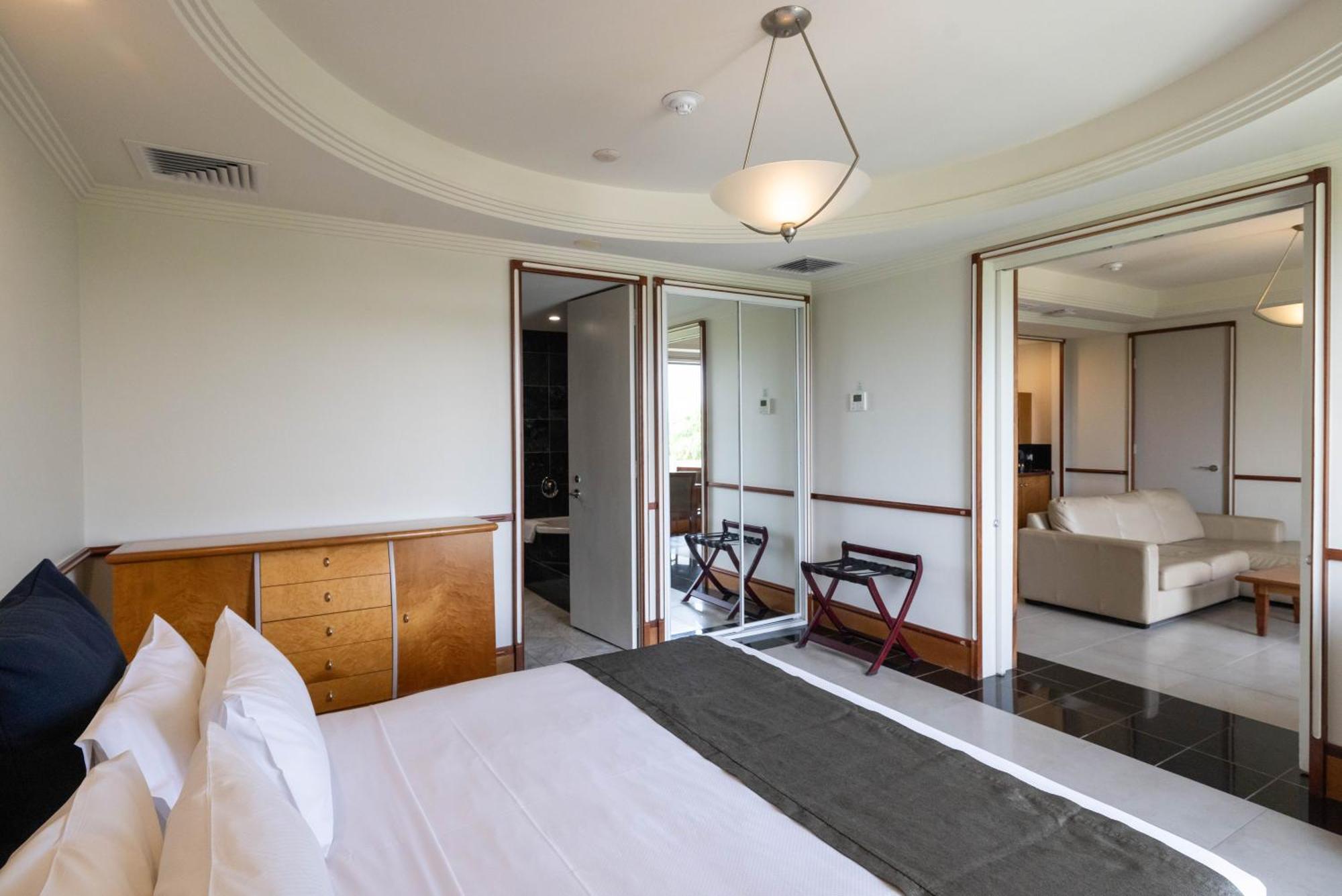 Mindil Beach Casino Resort Даруин Екстериор снимка A suite at the hotel