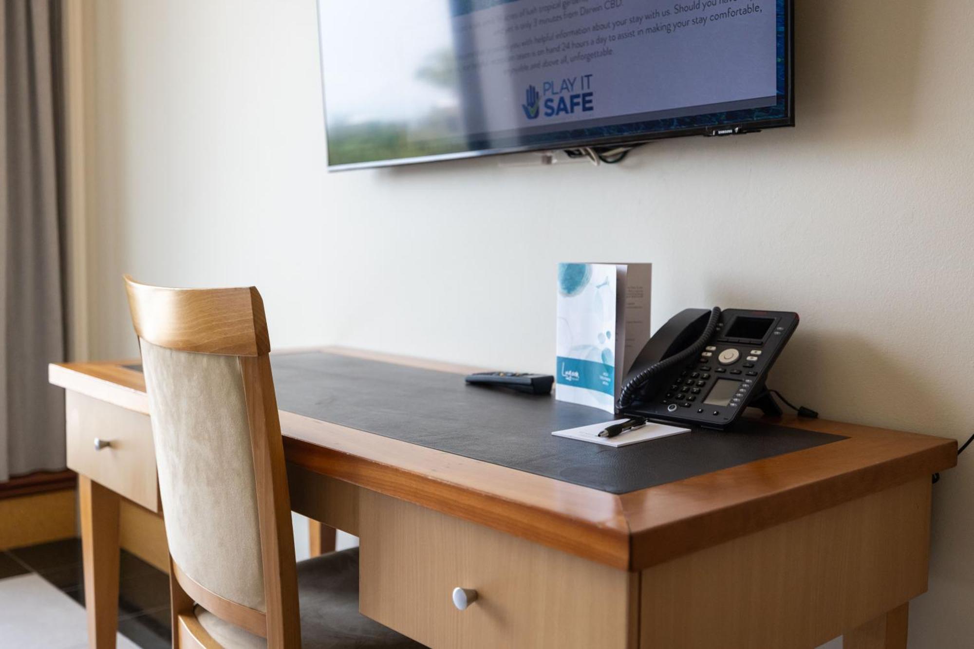 Mindil Beach Casino Resort Даруин Екстериор снимка A hotel room with a TV and telephone
