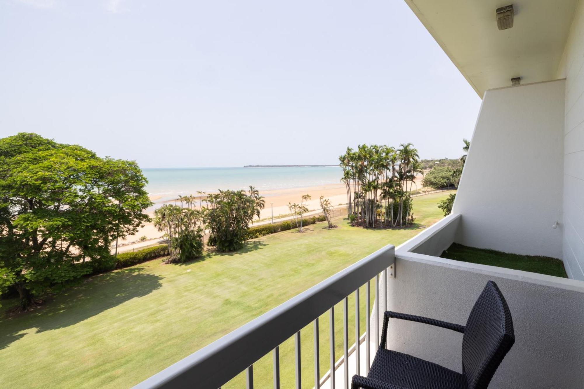 Mindil Beach Casino Resort Даруин Екстериор снимка A balcony